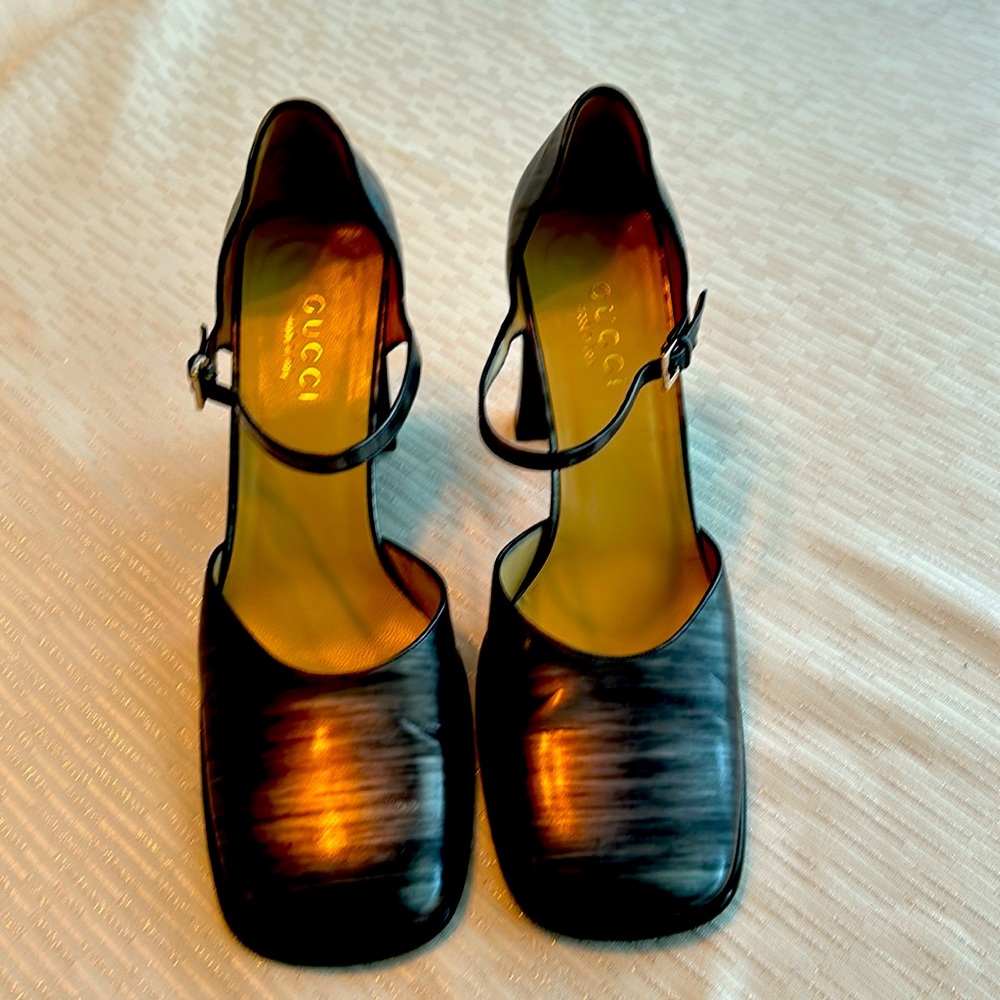 Gucci D’orsay Square Toe Pump. Beautiful marbled black and silver coloring.  9.5
